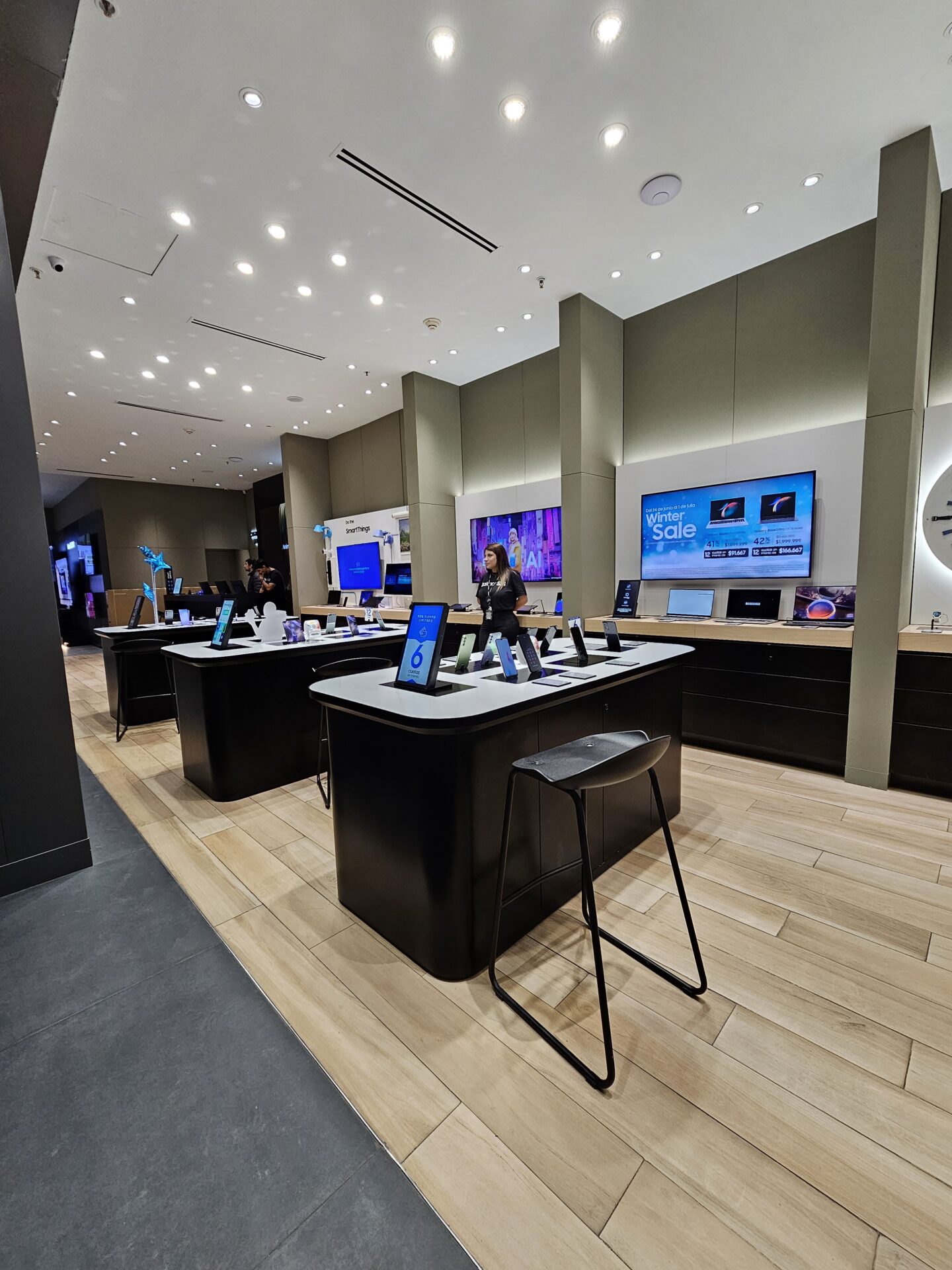 Proyecto ejecutivo de instalaciones para Grupo Mirgor 📐✨: Local Samsung en Nuevo Centro Shopping, Córdoba, Argentina. Un espacio diseñado con tecnología de vanguardia y un diseño moderno para brindar una experiencia única a los usuarios. ¡Nos encanta formar parte de esta transformación!