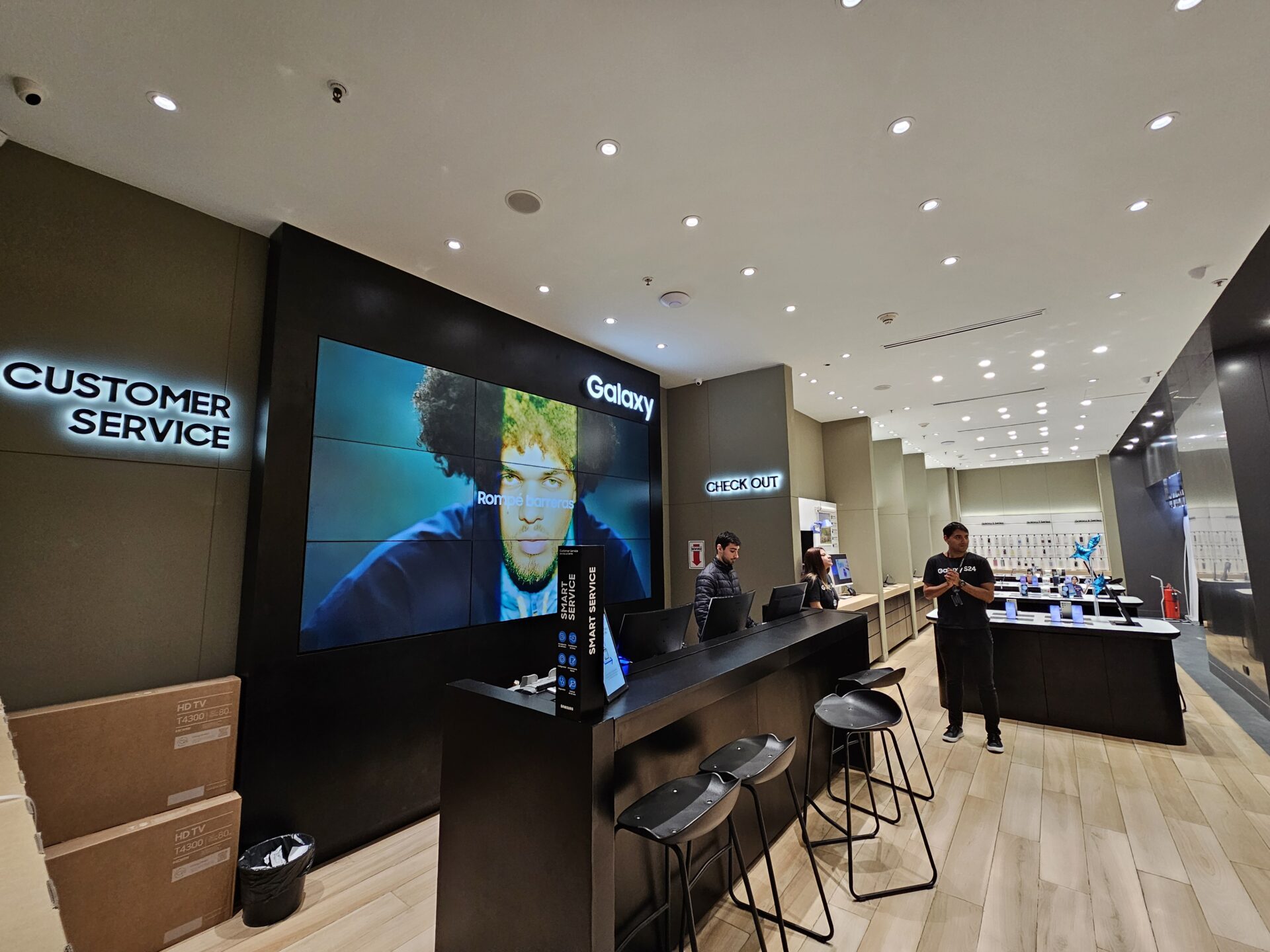 Proyecto ejecutivo de instalaciones para Grupo Mirgor 📐✨: Local Samsung en Nuevo Centro Shopping, Córdoba, Argentina. Un espacio diseñado con tecnología de vanguardia y un diseño moderno para brindar una experiencia única a los usuarios. ¡Nos encanta formar parte de esta transformación!