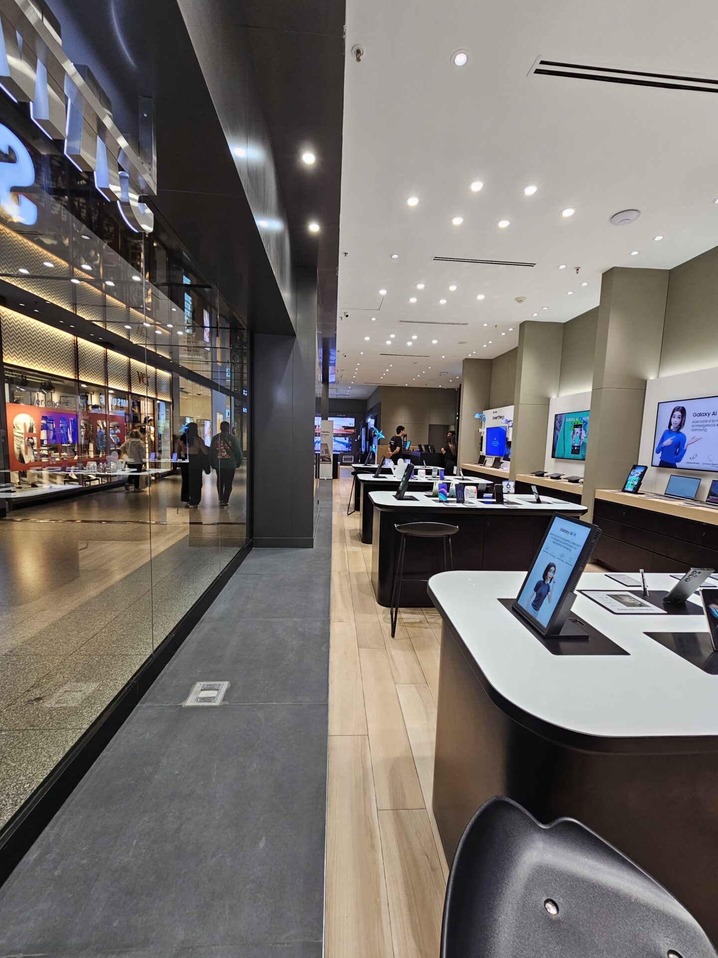 Proyecto ejecutivo de instalaciones para Grupo Mirgor 📐✨: Local Samsung en Nuevo Centro Shopping, Córdoba, Argentina. Un espacio diseñado con tecnología de vanguardia y un diseño moderno para brindar una experiencia única a los usuarios. ¡Nos encanta formar parte de esta transformación!