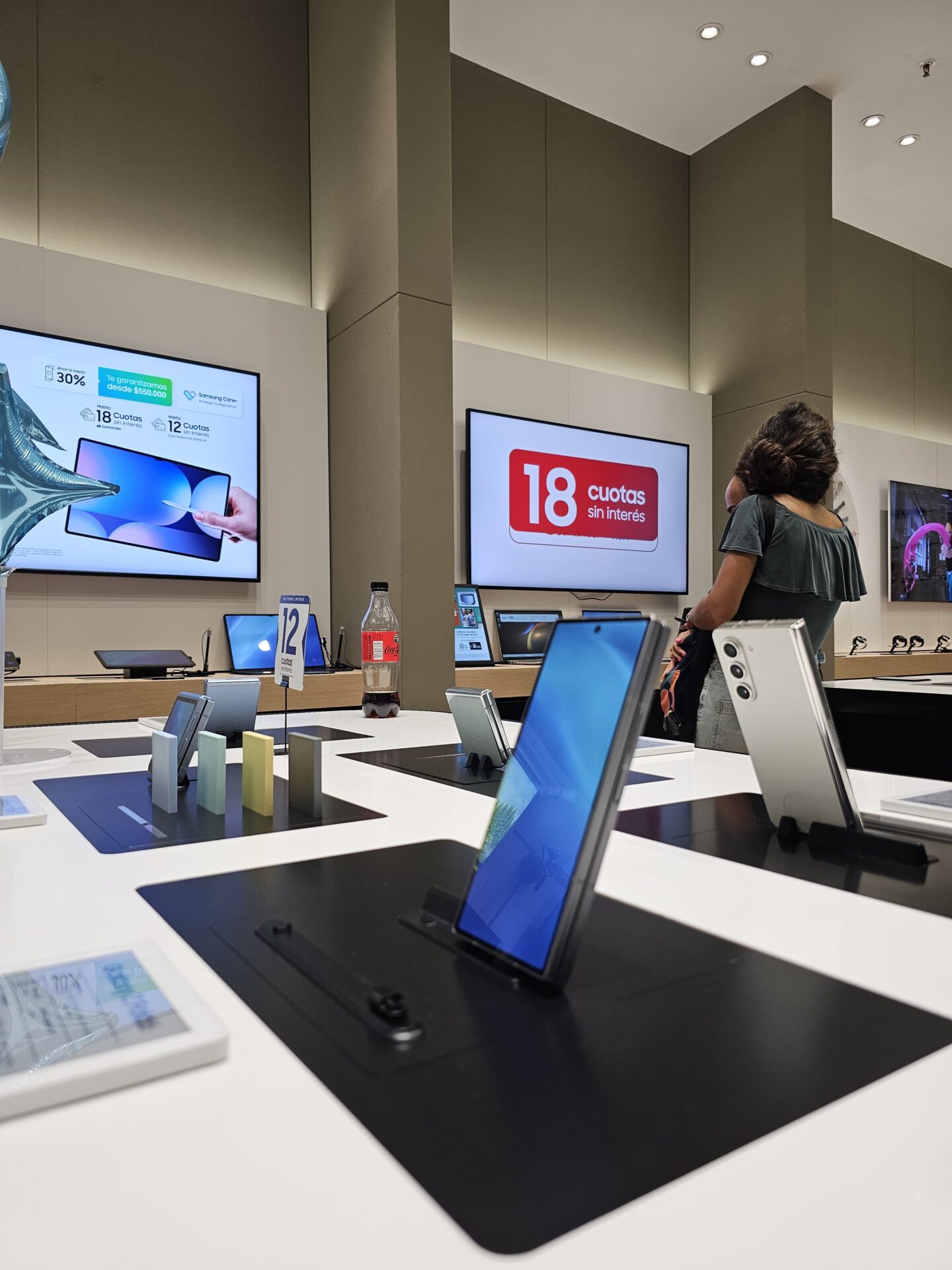 Proyecto ejecutivo de instalaciones para Grupo Mirgor 📐✨: Local Samsung en Nuevo Centro Shopping, Córdoba, Argentina. Un espacio diseñado con tecnología de vanguardia y un diseño moderno para brindar una experiencia única a los usuarios. ¡Nos encanta formar parte de esta transformación!