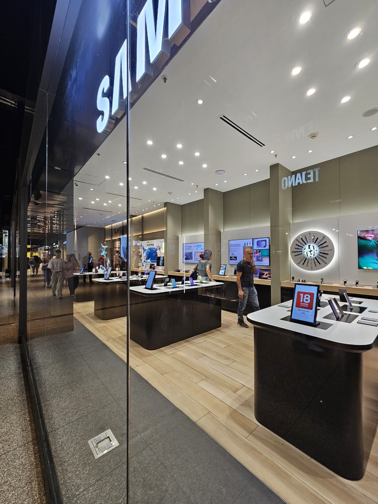 Proyecto ejecutivo de instalaciones para Grupo Mirgor 📐✨: Local Samsung en Nuevo Centro Shopping, Córdoba, Argentina. Un espacio diseñado con tecnología de vanguardia y un diseño moderno para brindar una experiencia única a los usuarios. ¡Nos encanta formar parte de esta transformación!