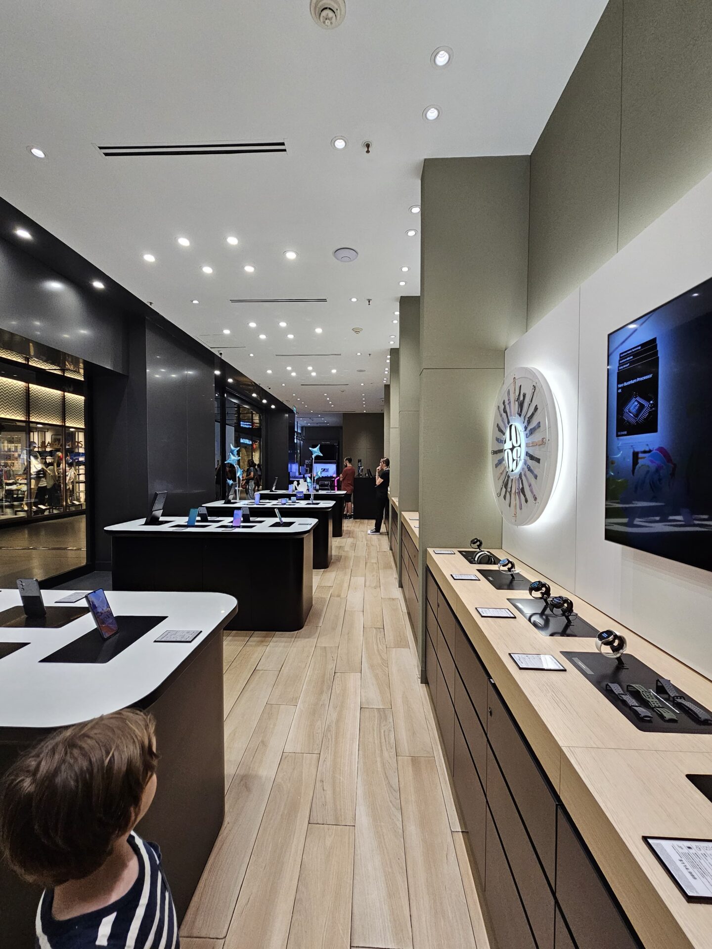Proyecto ejecutivo de instalaciones para Grupo Mirgor 📐✨: Local Samsung en Nuevo Centro Shopping, Córdoba, Argentina. Un espacio diseñado con tecnología de vanguardia y un diseño moderno para brindar una experiencia única a los usuarios. ¡Nos encanta formar parte de esta transformación!