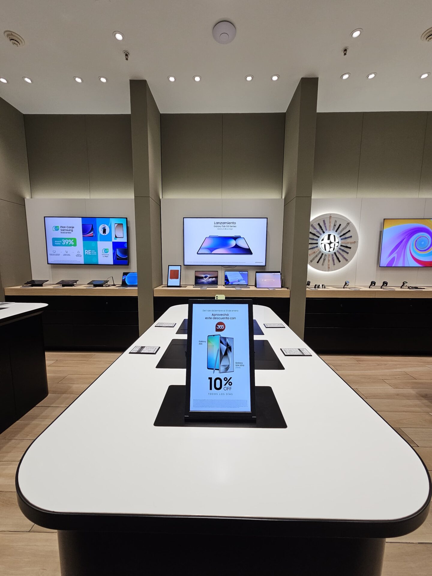 Proyecto ejecutivo de instalaciones para Grupo Mirgor 📐✨: Local Samsung en Nuevo Centro Shopping, Córdoba, Argentina. Un espacio diseñado con tecnología de vanguardia y un diseño moderno para brindar una experiencia única a los usuarios. ¡Nos encanta formar parte de esta transformación!